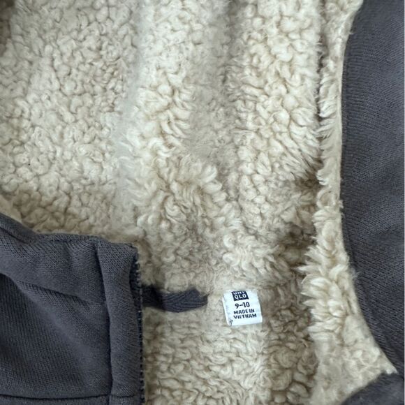 Uniqlo Sherpa Dark Gray Zip Up Hoodie Size 9-10. 2 Pockets Great Condition - Picture 2 of 3